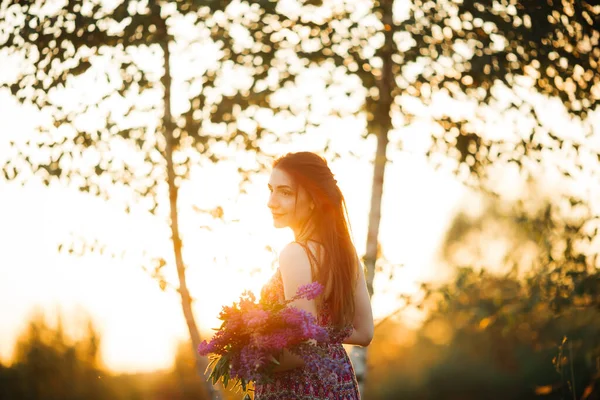 Retrato Livre Uma Bela Jovem Morena Menina Sexy Atraente Campo — Fotografia de Stock