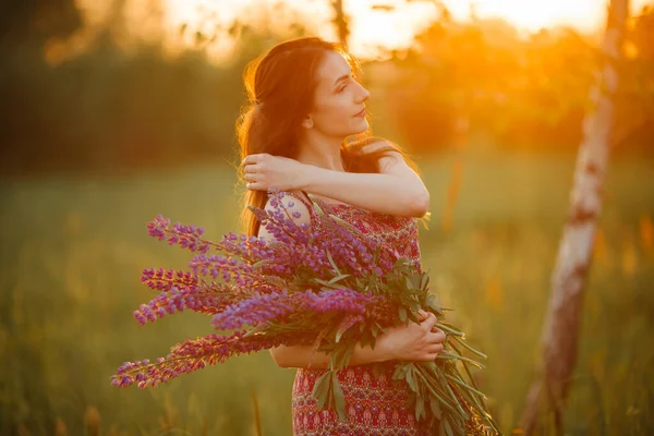 Bruna Campo Fiori Ragazza Tiene Lupini Viola — Foto Stock