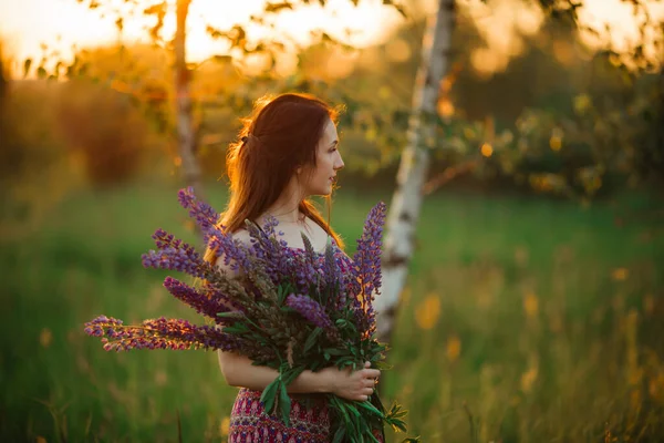 Pretty Young Woman Field Sunset Holding Flowers — Stock Photo, Image