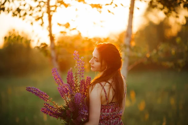 Цветы Женщина Ладонью Поле Светлое Вечернее Солнце — стоковое фото