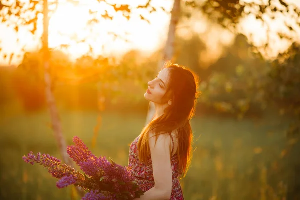 Young Girl Stand Field Overlooking Lavender Field Smiling Carefree Caucasian — Stock Photo, Image