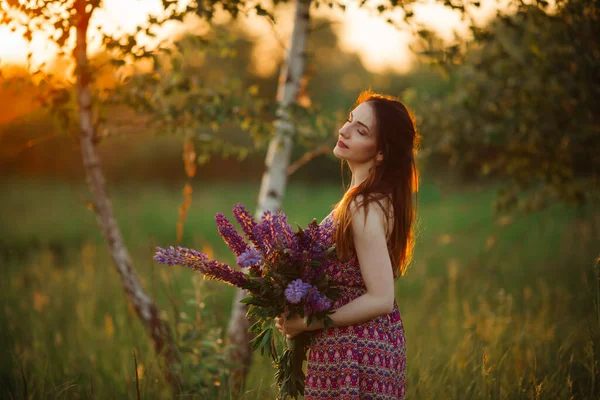 Jolie Jeune Femme Dans Champ Coucher Soleil Exploitation Fleurs — Photo