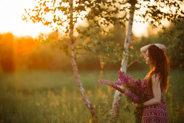 Girl Holding Flowers Brunette Field Sunset — Stock Photo, Image