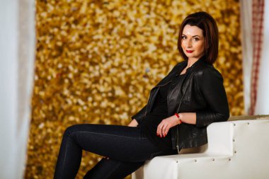 Beyaz arka planda yatan ceketli kadın, güzel esmer kesim..