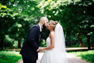 Düğünlerinde yürüyen güzel bir çift..