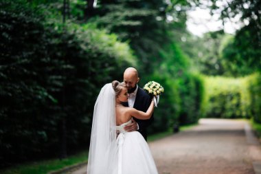 Sakallı kel gelin, güzel çift, düğün günü, yaz.