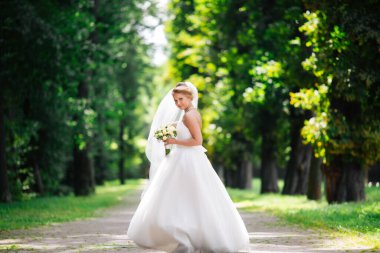Güzel sarışın gelin yazın düğün gününün tadını çıkarıyor..