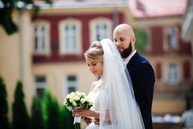 Düğünlerinde yürüyen güzel bir çift..