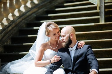 Muhteşem bir düğün çifti, eski şehirde mimari ile güneşli bir günün tadını çıkarıyor..