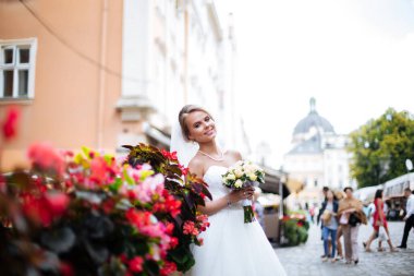 Güzel gelin sonbaharda düğün gününü kutluyor.