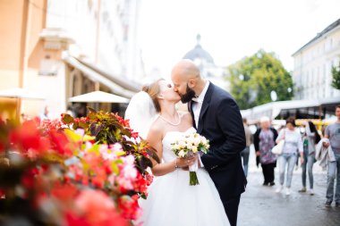 Muhteşem bir düğün çifti, eski şehirde mimari ile güneşli bir günün tadını çıkarıyor..