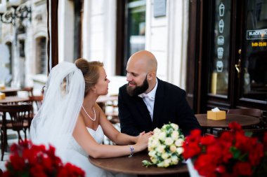 Kafedeki sevimli evli çift. Düğün günü..