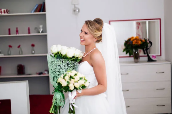 Wunderschöne Blonde Braut Weißen Luxuskleid Bereitet Sich Auf Die Hochzeit — Stockfoto
