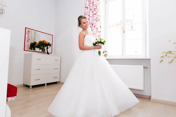 結婚式の日の朝の花嫁白いドレスのブロンド — ストック写真