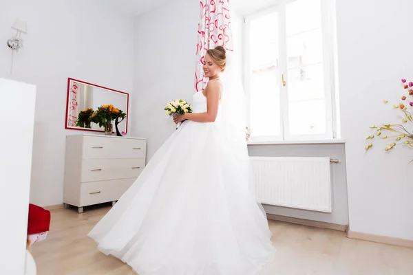 Egy Elegáns Gyönyörű Menyasszony Áll Otthon Ablak Mellett — Stock Fotó