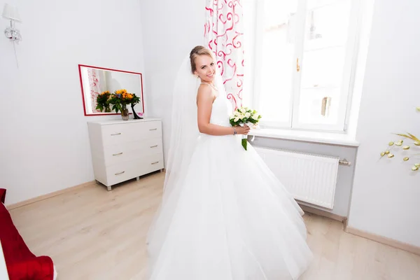 Egy Elegáns Gyönyörű Menyasszony Áll Otthon Ablak Mellett — Stock Fotó