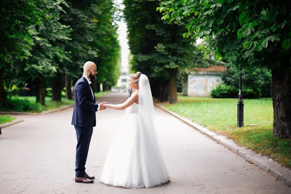 Υπέροχο Ζευγάρι Που Περπατά Την Ημέρα Του Γάμου Τους — Φωτογραφία Αρχείου