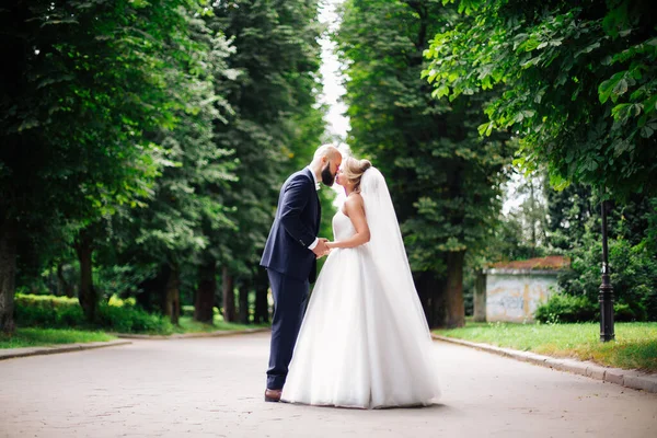 Young Beautiful Bride Her Husband Standing Summer Park Bouquet Flowers — Stock Photo, Image