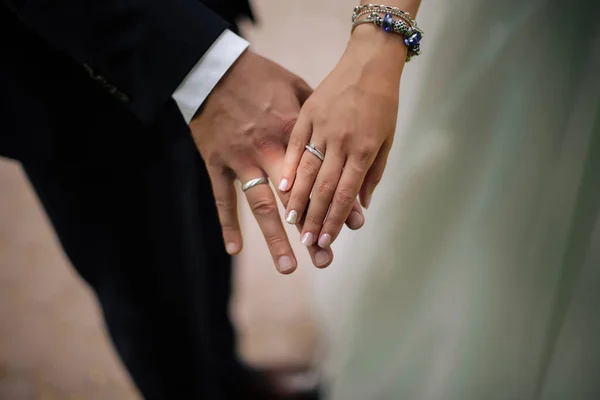 Крупный План Супружеской Пары Держащейся Руки — стоковое фото