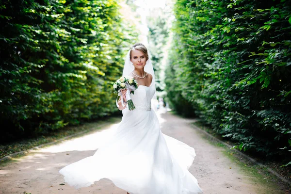 Gyönyörű Menyasszony Ünnepli Esküvő Napján Ősszel — Stock Fotó