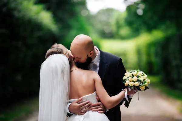 Prachtige Bruiloft Een Zonnige Dag Mooi Paar — Stockfoto