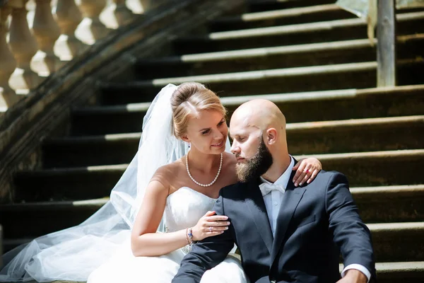 Muhteşem bir düğün çifti, eski şehirde mimari ile güneşli bir günün tadını çıkarıyor..