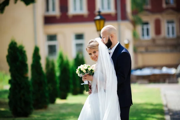 豪華な結婚式のカップルは建築と古い町で晴れた日を楽しんでいます — ストック写真