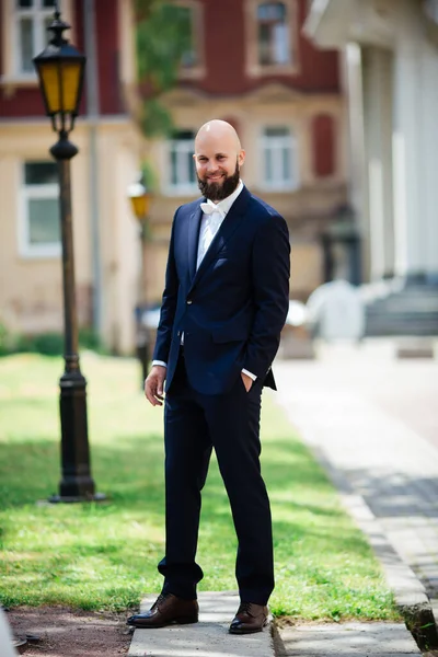 Damat. Ceketin içinde duruyor. hipster düğün günü.