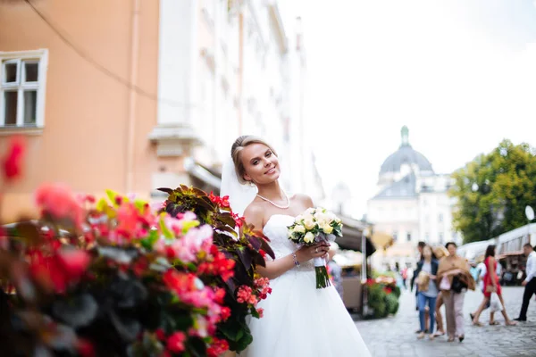 Güzel gelin sonbaharda düğün gününü kutluyor.