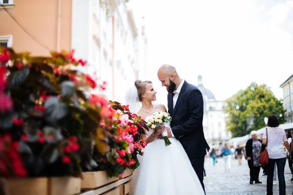 Güzel sarışın çift düğün günlerinde.