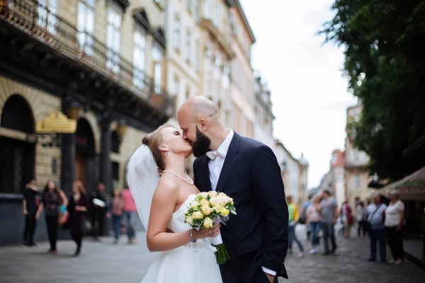 Güzel sarışın çift düğün günlerinde.