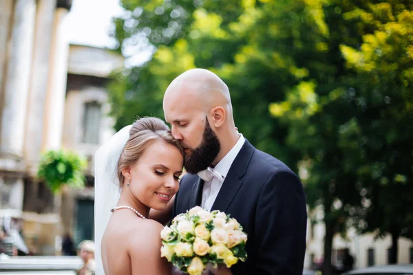 Skallig Brud Med Skägg Vackert Par Bröllopsdag Sommar — Stockfoto