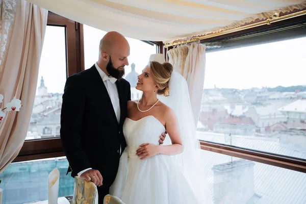 Güneşli bir günde harika bir düğün Güzel bir çift.