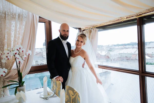 Kafedeki sevimli evli çift. Düğün günü..