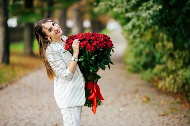 Bahar Çiçeği buketi olan kadın. Çiçek kokan mutlu, sürpriz model kadın. Anneler Günü. İlkbahar.