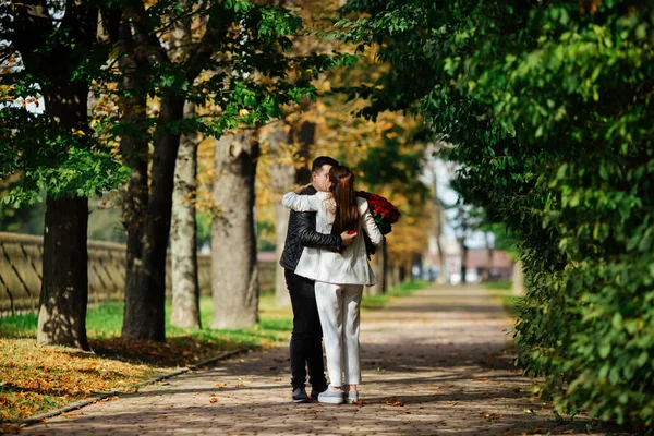 Paar Liefde Bij Zonsondergang Geeft Een Boeket Bloemen — Stockfoto