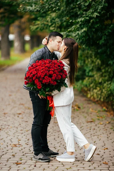 Bella Coppia Amorevole Trascorrere Del Tempo Insieme Nel Parco Festa — Foto Stock