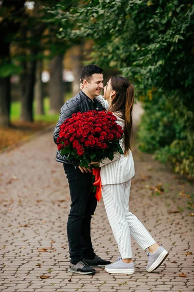 Couple Amoureux Coucher Soleil Donne Bouquet Fleurs — Photo