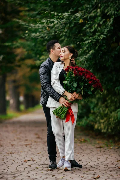 本当の気持ちだ 2人はデートで会う 花束の贈り物男は花の花束を与える ロマンチックなカップル — ストック写真