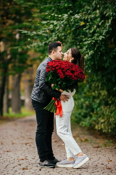 Hermosa Pareja Hombre Mujer Tema Romántico Con Novia Novio Primavera —  Fotos de Stock