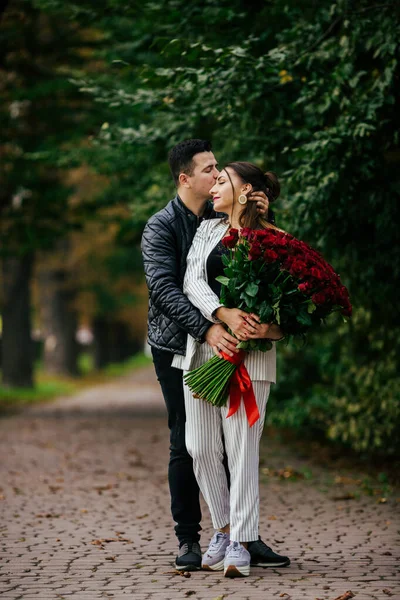 Hermosa Pareja Amorosa Pasando Tiempo Juntos Parque Celebración San Valentín — Foto de Stock