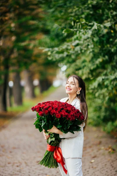 Smiling Girl Bouquet Red Roses — Stock Photo, Image