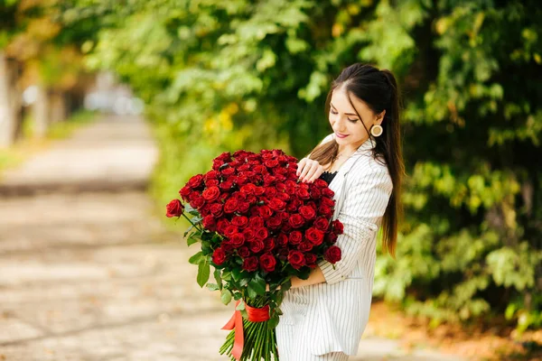 Valentines Day Woman Holding Bouquet Red Roses Beautiful Girl Received — Stock Photo, Image