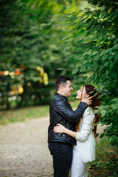 Susurrando Sobre Amor Joven Guapo Abrazando Hermosa Novia Mientras Pasan — Foto de Stock