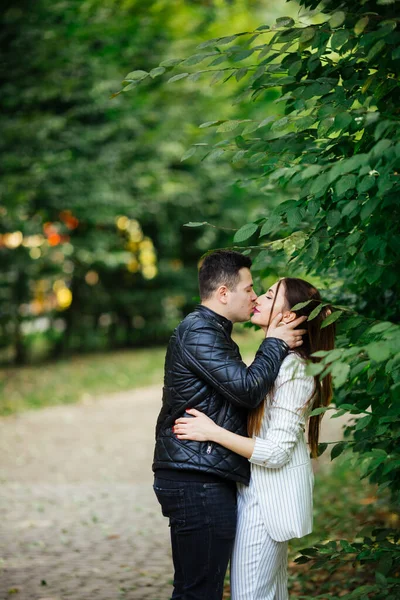 Wahre Gefühle Paar Trifft Sich Bei Einem Date Blumenstrauß Geschenk — Stockfoto