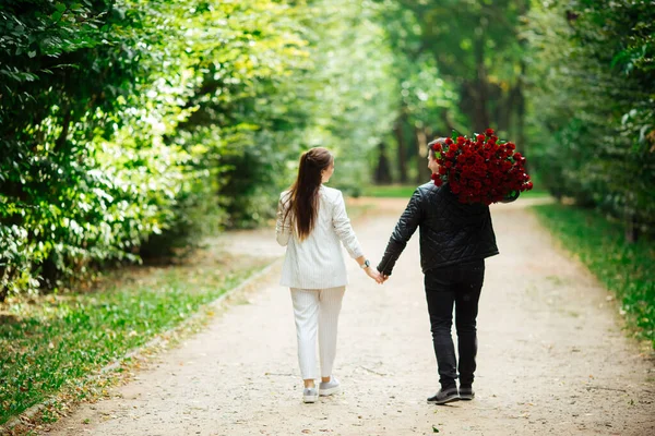 美しいカップルの男と女 彼女とボーイフレンドとロマンチックなテーマ 夏の写真の関係 バレンタインデー — ストック写真