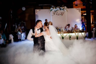 parti harika ışık ve atmosferi ile zarif restoranda düğün gelinler.