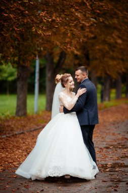 Düğünden sonra mutlu gelin ve damat.