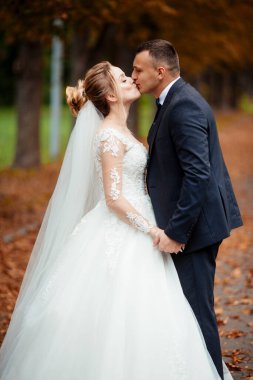 Düğünden sonra mutlu gelin ve damat.