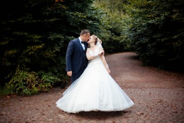 Yeni evli çift, nedimeler sağdıçlar dışarıda eğleniyorlar..